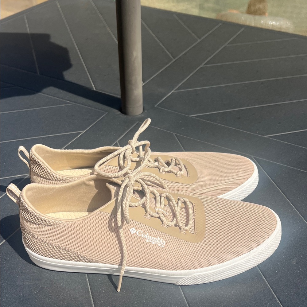Like new Mens Columbia tan PFG water shoes size 10.5  Clean and cushioned.